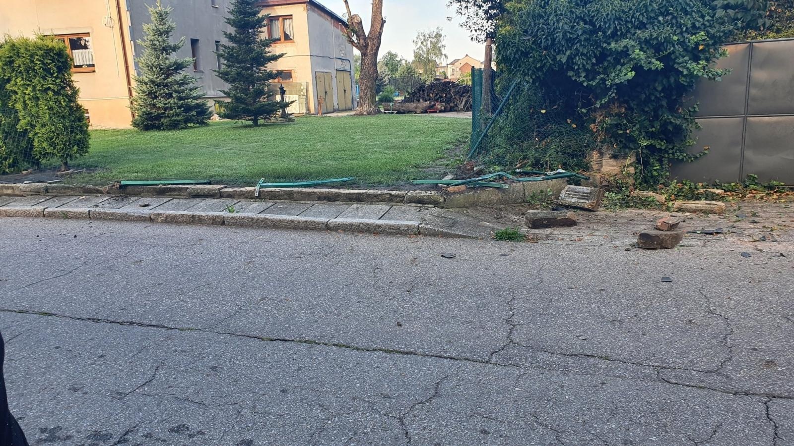 Zdjęcie w galerii na portalu naszraciborz.pl: Samochód skosił płot w Krzanowicach. Kierowca uciekł, ale zostawił policji ślady wiadomości z regionu