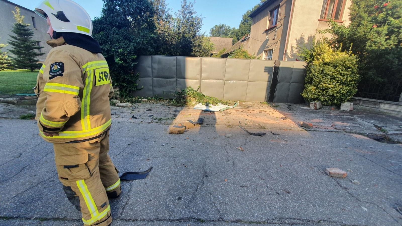Zdjęcie w galerii na portalu naszraciborz.pl: Samochód skosił płot w Krzanowicach. Kierowca uciekł, ale zostawił policji ślady wiadomości z regionu