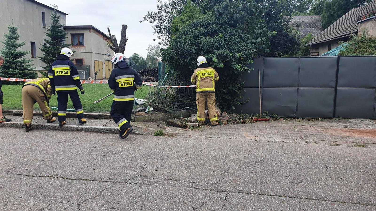 Zdjęcie w galerii na portalu naszraciborz.pl: Samochód skosił płot w Krzanowicach. Kierowca uciekł, ale zostawił policji ślady wiadomości z regionu