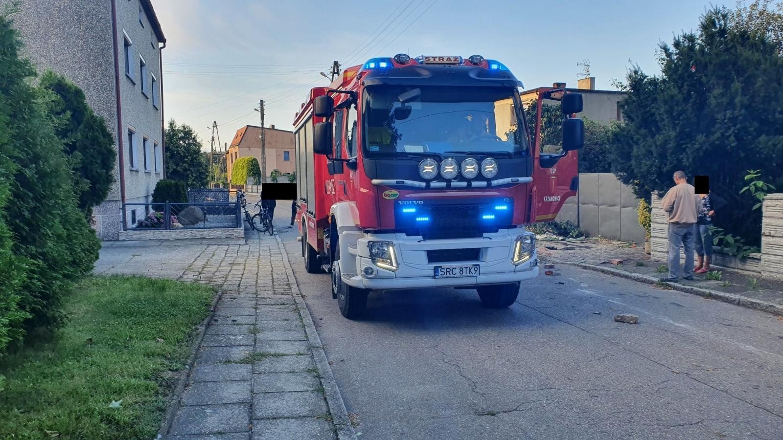 Zdjęcie w galerii na portalu naszraciborz.pl: Samochód skosił płot w Krzanowicach. Kierowca uciekł, ale zostawił policji ślady wiadomości z regionu