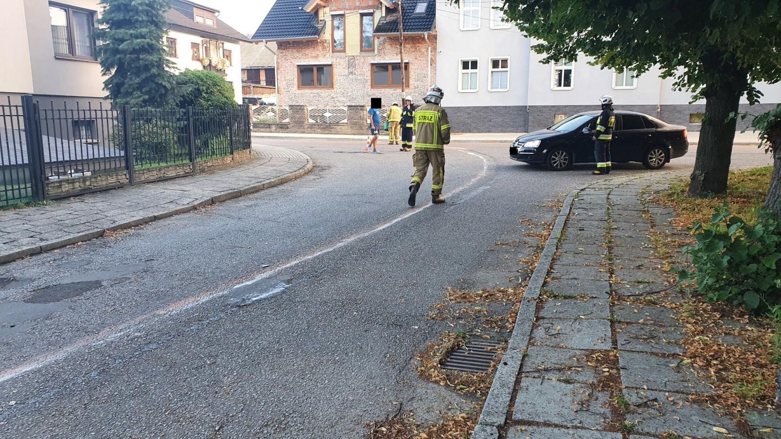 Zdjęcie w galerii na portalu naszraciborz.pl: Samochód skosił płot w Krzanowicach. Kierowca uciekł, ale zostawił policji ślady wiadomości z regionu