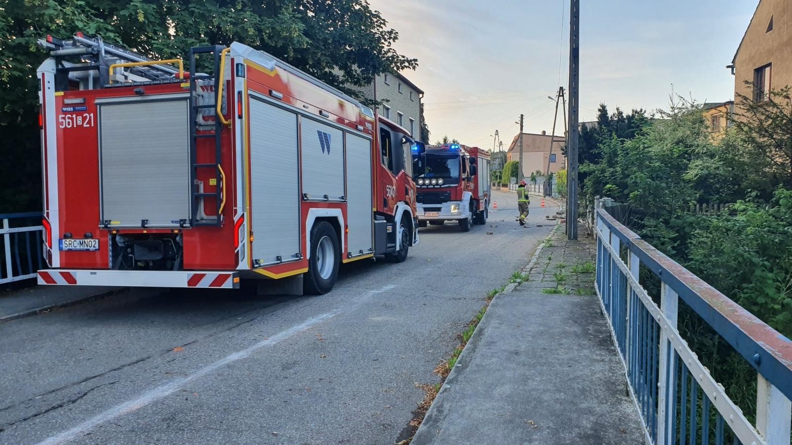 Zdjęcie w galerii na portalu naszraciborz.pl: Samochód skosił płot w Krzanowicach. Kierowca uciekł, ale zostawił policji ślady wiadomości z regionu