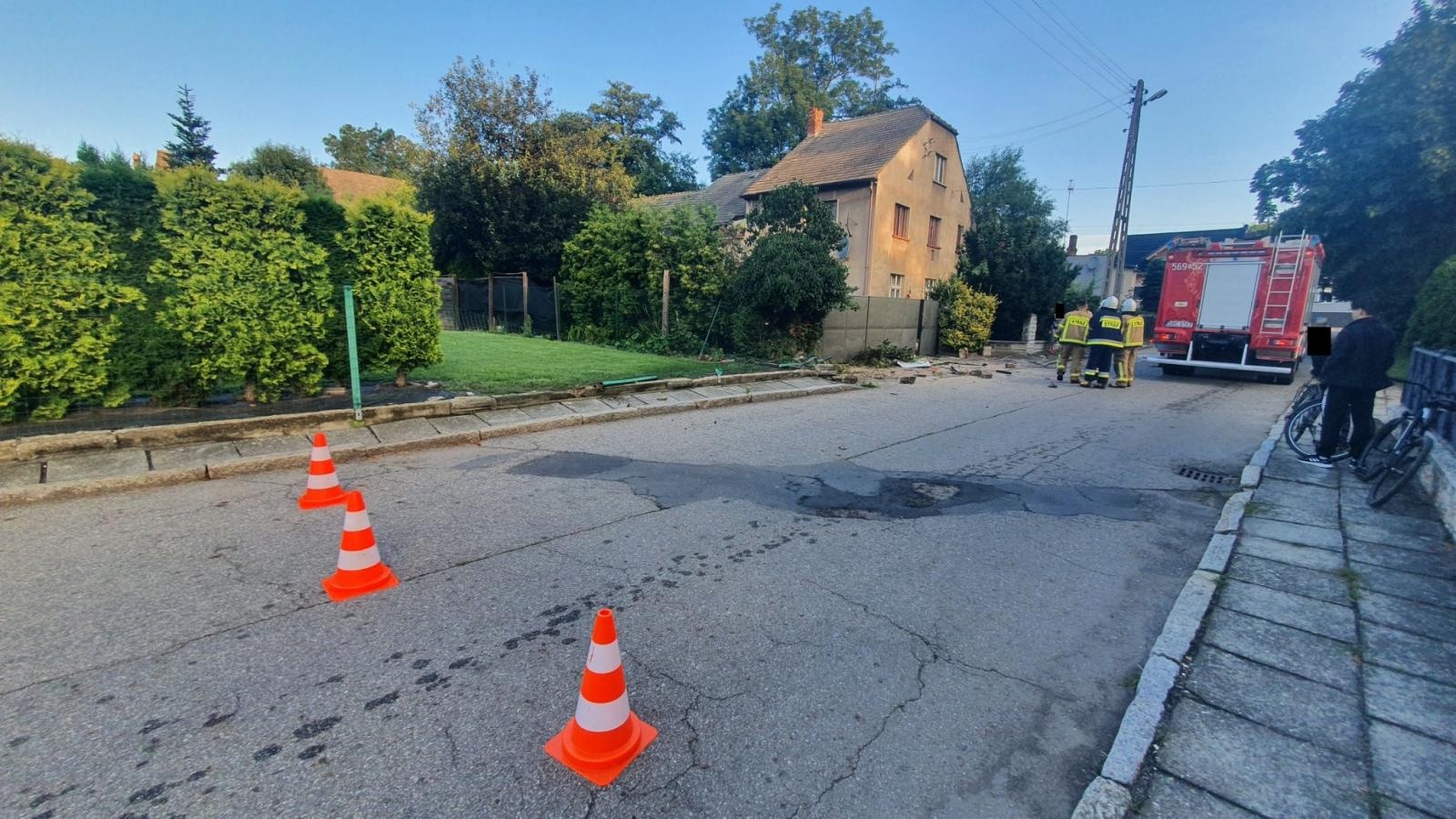 Zdjęcie w galerii na portalu naszraciborz.pl: Samochód skosił płot w Krzanowicach. Kierowca uciekł, ale zostawił policji ślady wiadomości z regionu