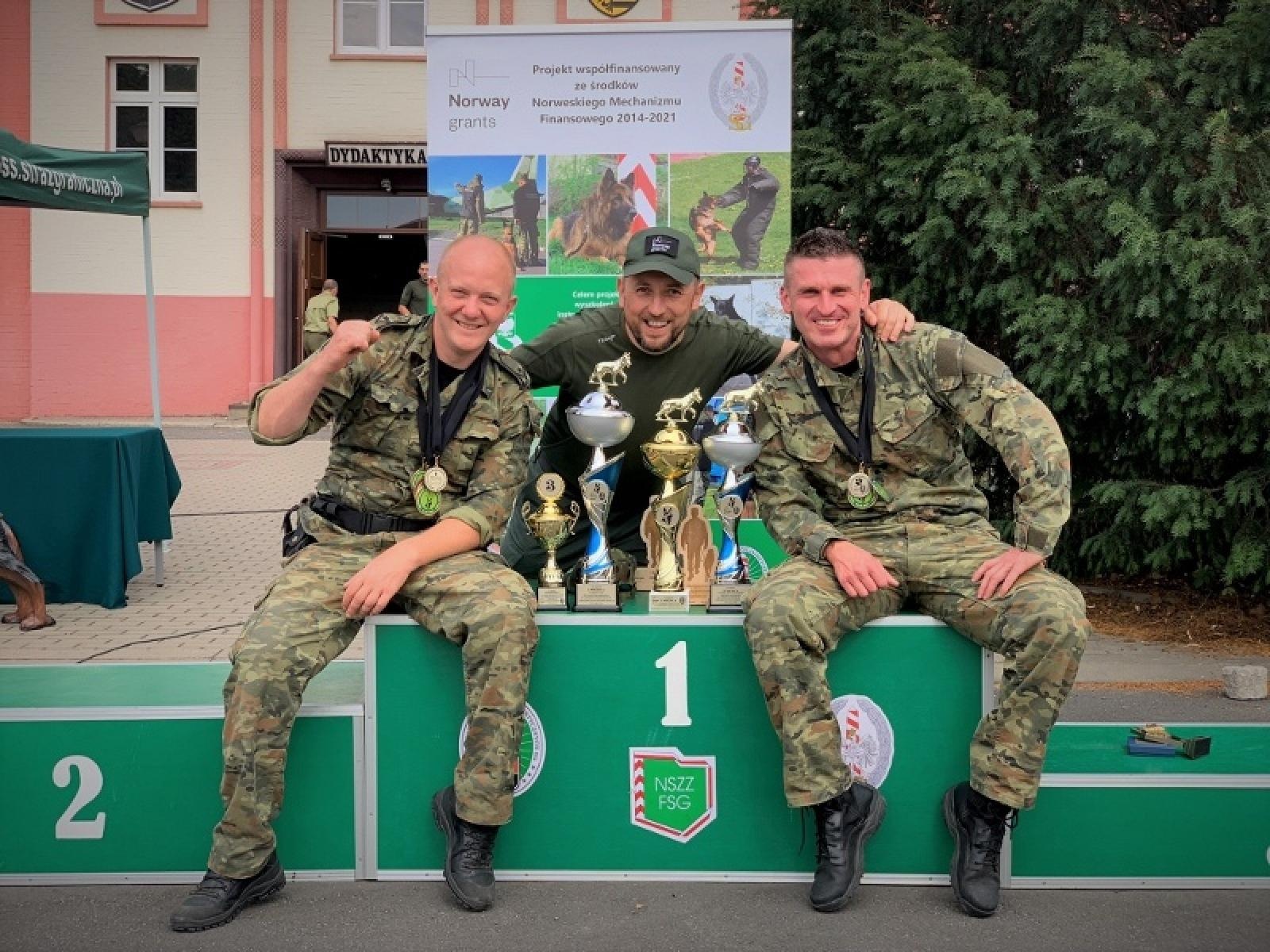 Zdjęcie w galerii na portalu naszraciborz.pl: Śląscy pogranicznicy z Raciborza z medalami mistrzostw kynologicznych wiadomości z regionu