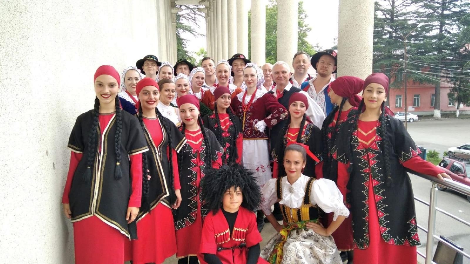 Zdjęcie w galerii na portalu naszraciborz.pl: Pocztówka z Gruzji od tancerzy raciborskiego Źródła wiadomości z regionu