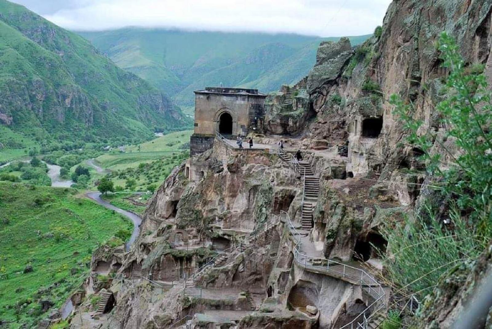 Zdjęcie w galerii na portalu naszraciborz.pl: Pocztówka z Gruzji od tancerzy raciborskiego Źródła wiadomości z regionu