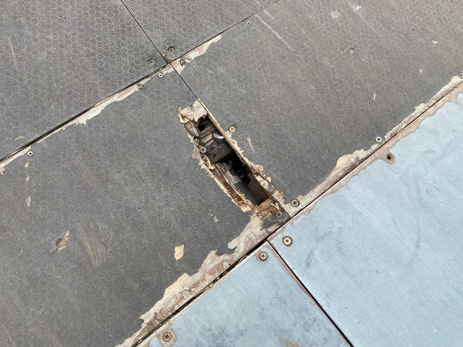 Zdjęcie w galerii na portalu naszraciborz.pl: Tu trenują dzieci. Czytelnik pokazuje stan obiektu w Raciborzu wiadomości z regionu