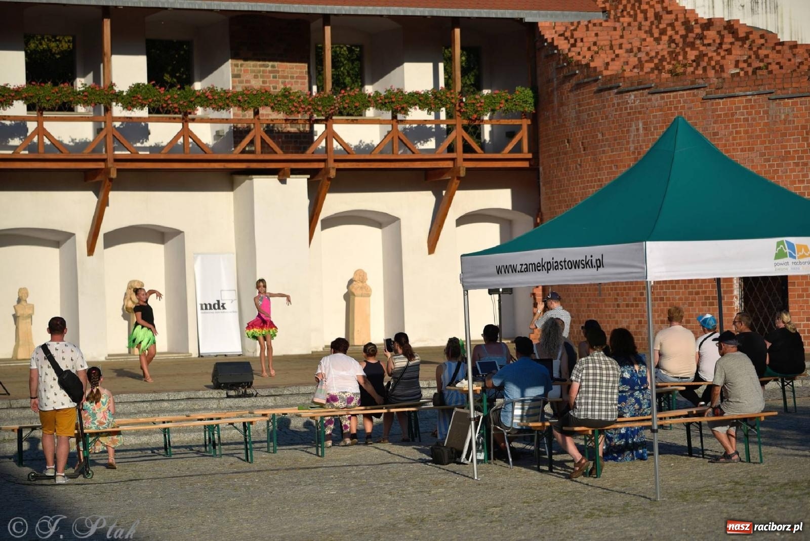 Zdjęcie w galerii na portalu naszraciborz.pl: Muzyczno-taneczne popołudnie na zamku wiadomości z regionu
