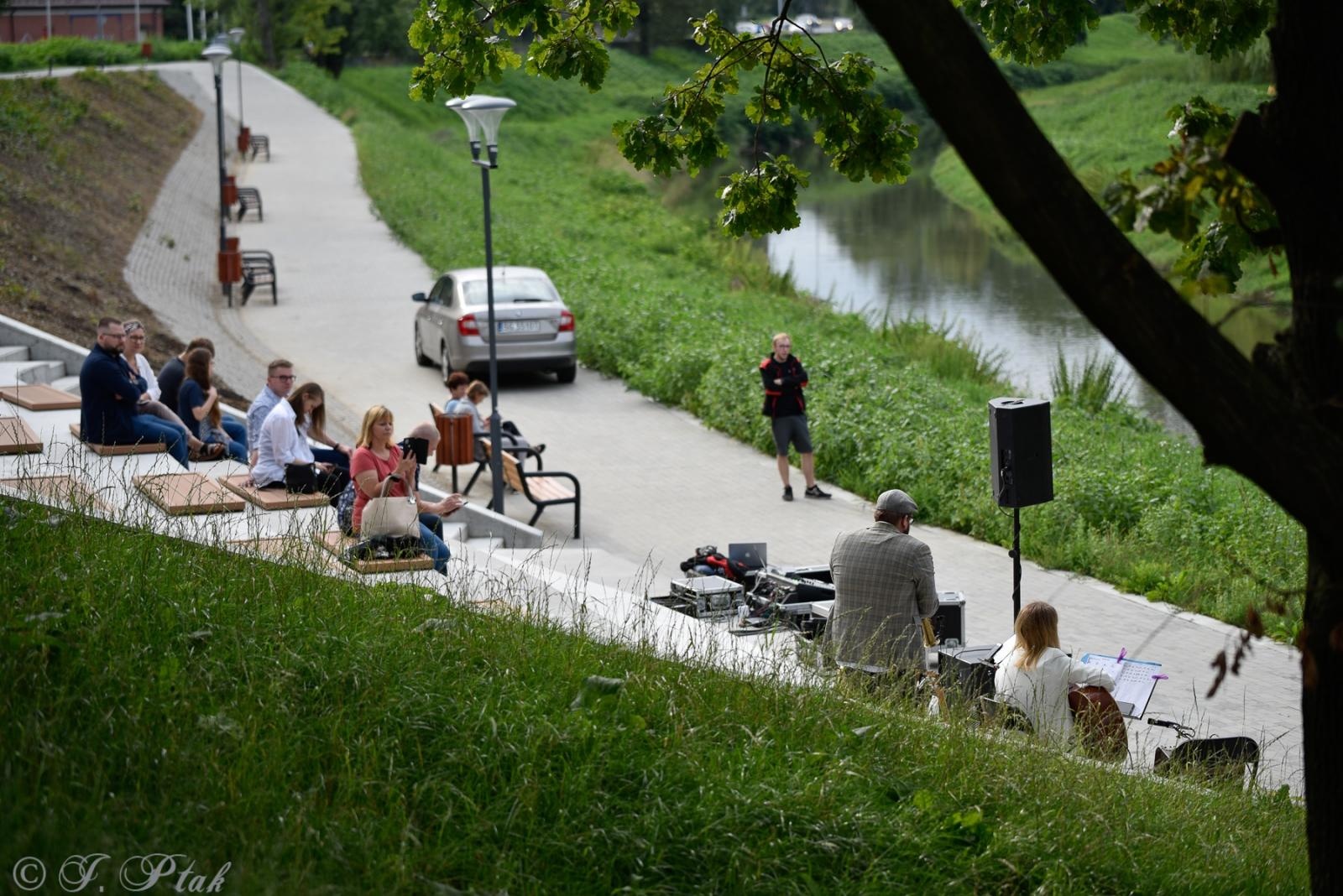 Zdjęcie w galerii na portalu naszraciborz.pl: Letnie koncerty na bulwarach. Piec Duo wiadomości z regionu