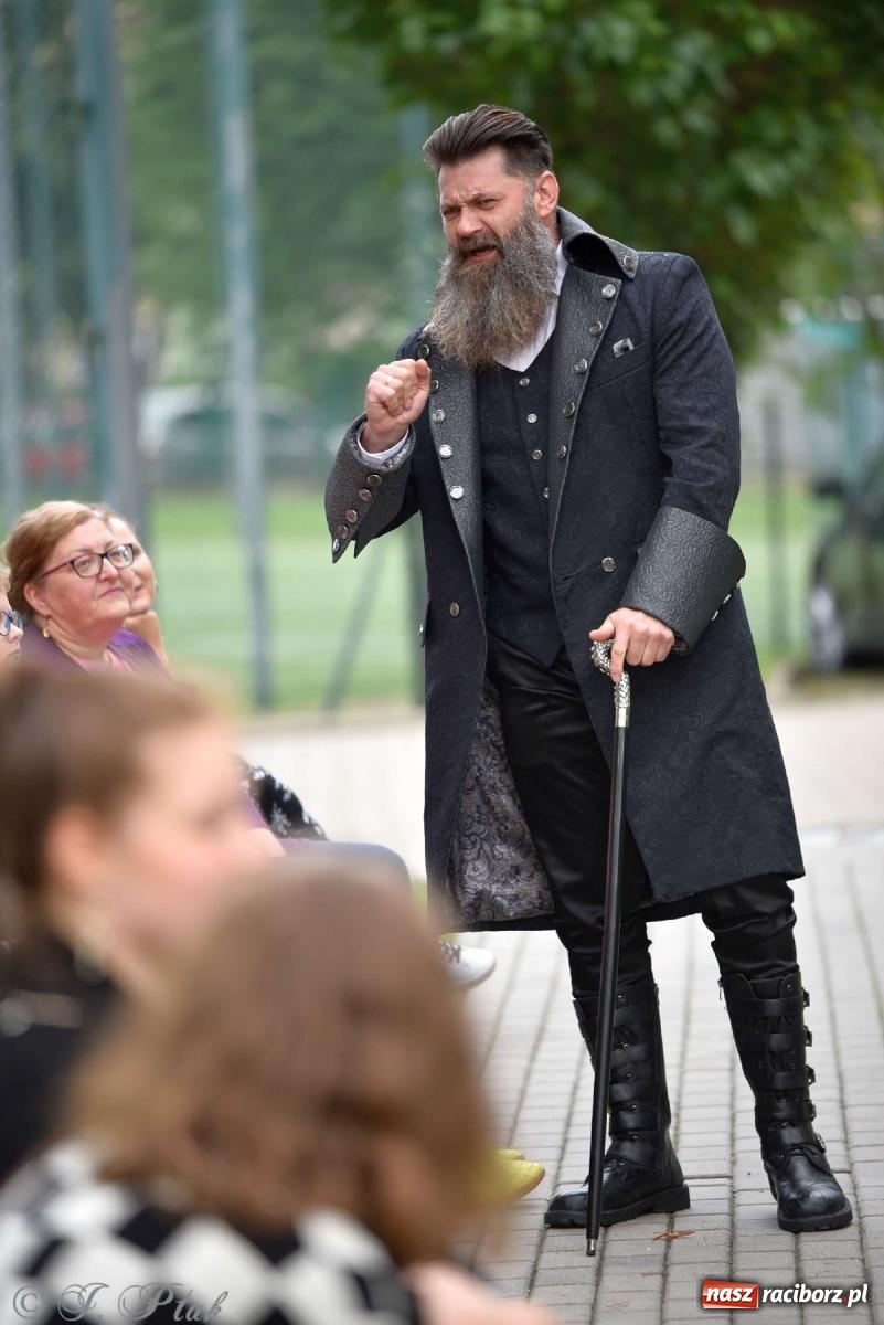 Zdjęcie w galerii na portalu naszraciborz.pl: Letni Teatr na Schodach w Raciborzu - Łysa Śpiewaczka wiadomości z regionu