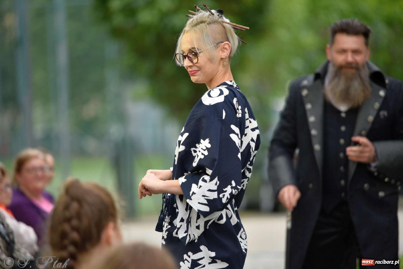 Zdjęcie w galerii na portalu naszraciborz.pl: Letni Teatr na Schodach w Raciborzu - Łysa Śpiewaczka wiadomości z regionu