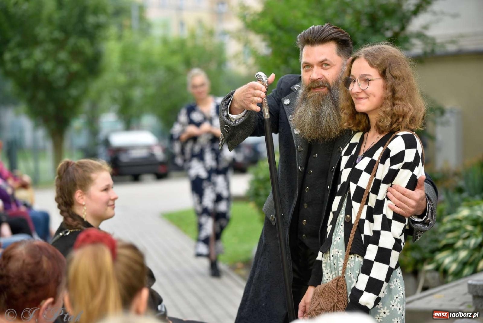 Zdjęcie w galerii na portalu naszraciborz.pl: Letni Teatr na Schodach w Raciborzu - Łysa Śpiewaczka wiadomości z regionu