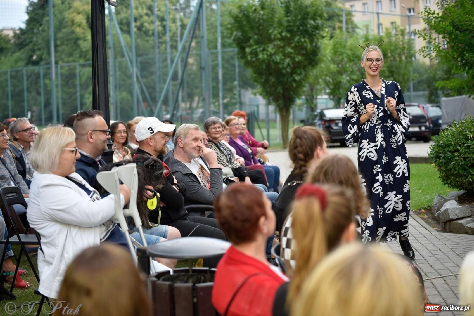 Zdjęcie w galerii na portalu naszraciborz.pl: Letni Teatr na Schodach w Raciborzu - Łysa Śpiewaczka wiadomości z regionu