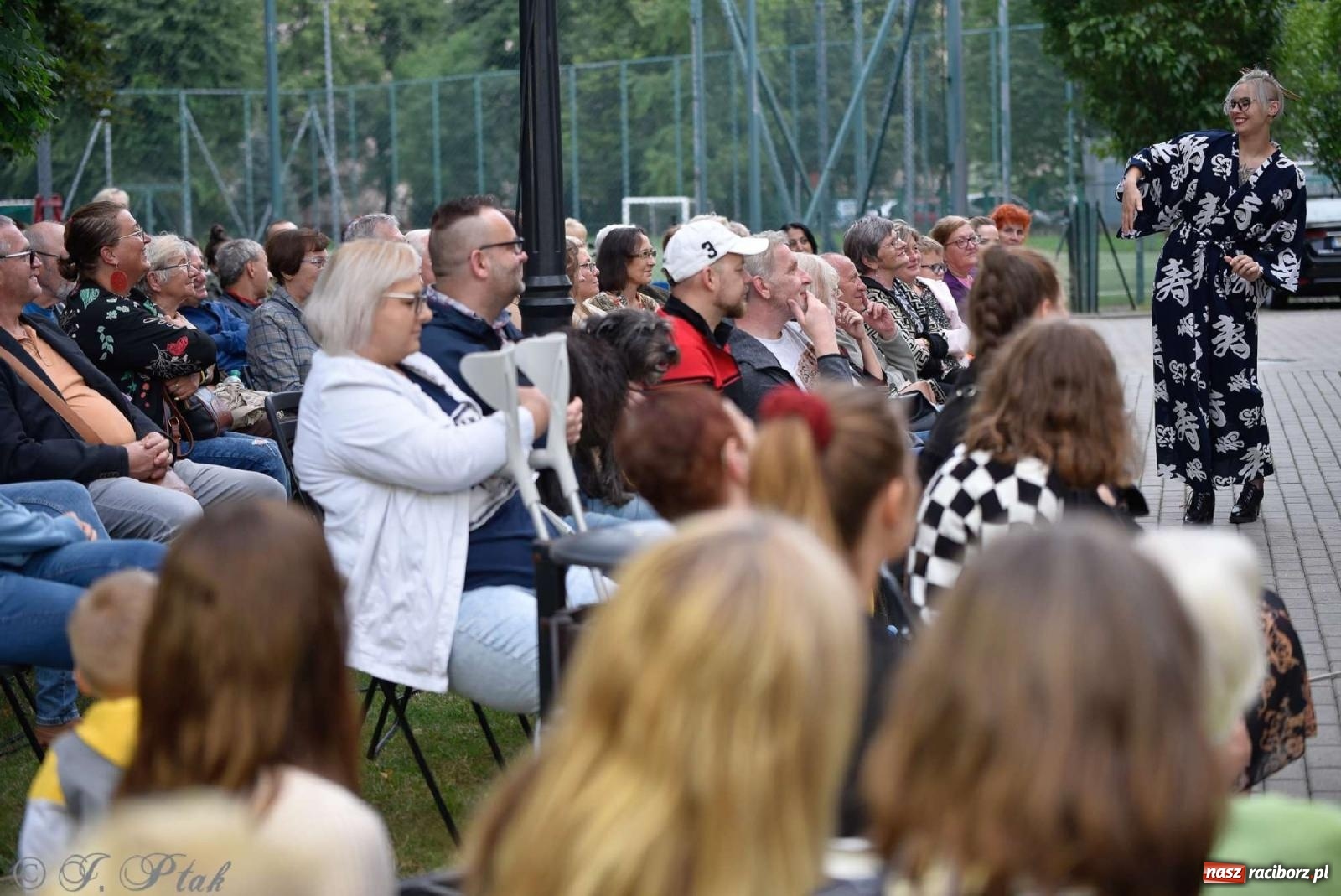 Zdjęcie w galerii na portalu naszraciborz.pl: Letni Teatr na Schodach w Raciborzu - Łysa Śpiewaczka wiadomości z regionu