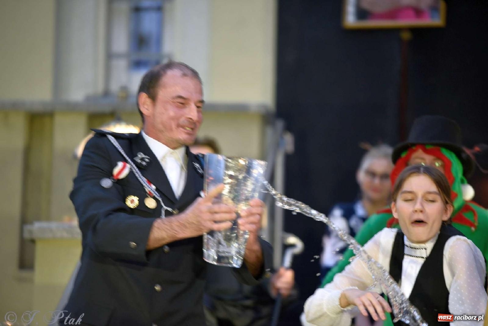 Zdjęcie w galerii na portalu naszraciborz.pl: Letni Teatr na Schodach w Raciborzu - Łysa Śpiewaczka wiadomości z regionu