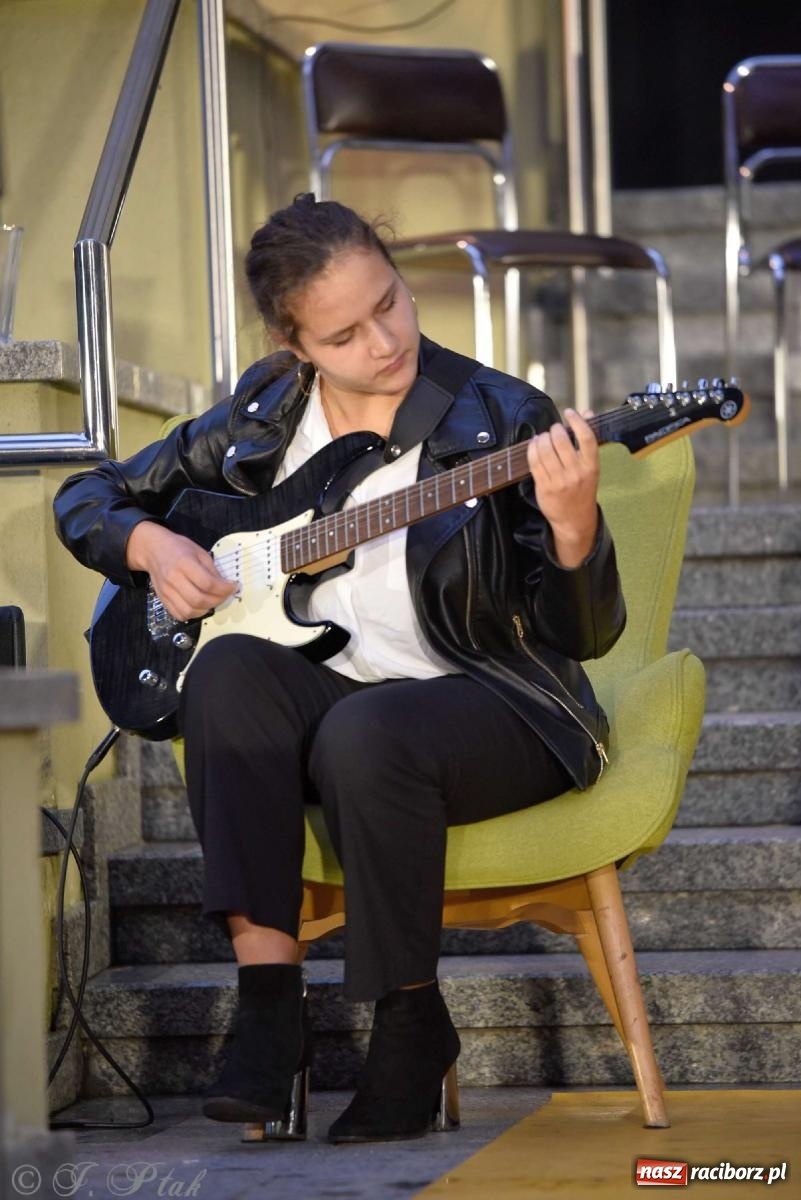 Zdjęcie w galerii na portalu naszraciborz.pl: Letni Teatr na Schodach w Raciborzu - Łysa Śpiewaczka wiadomości z regionu