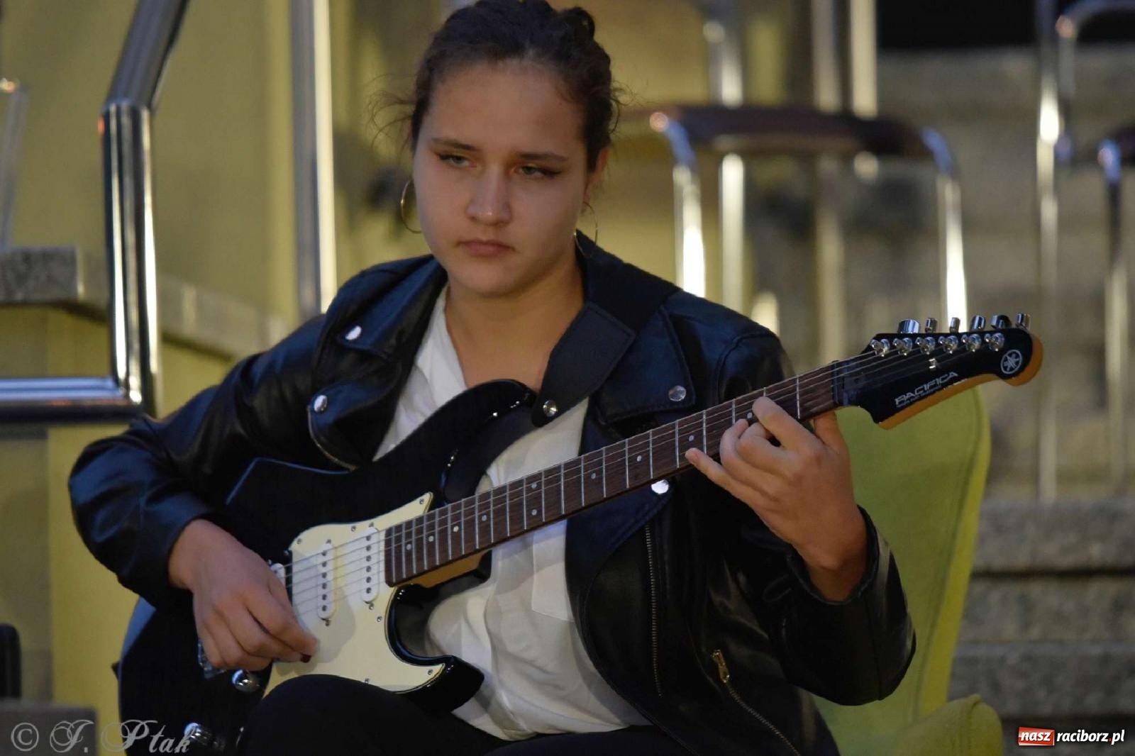 Zdjęcie w galerii na portalu naszraciborz.pl: Letni Teatr na Schodach w Raciborzu - Łysa Śpiewaczka wiadomości z regionu