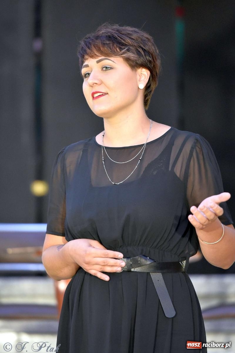 Zdjęcie w galerii na portalu naszraciborz.pl: Letni Teatr na Schodach w Raciborzu - Łysa Śpiewaczka wiadomości z regionu