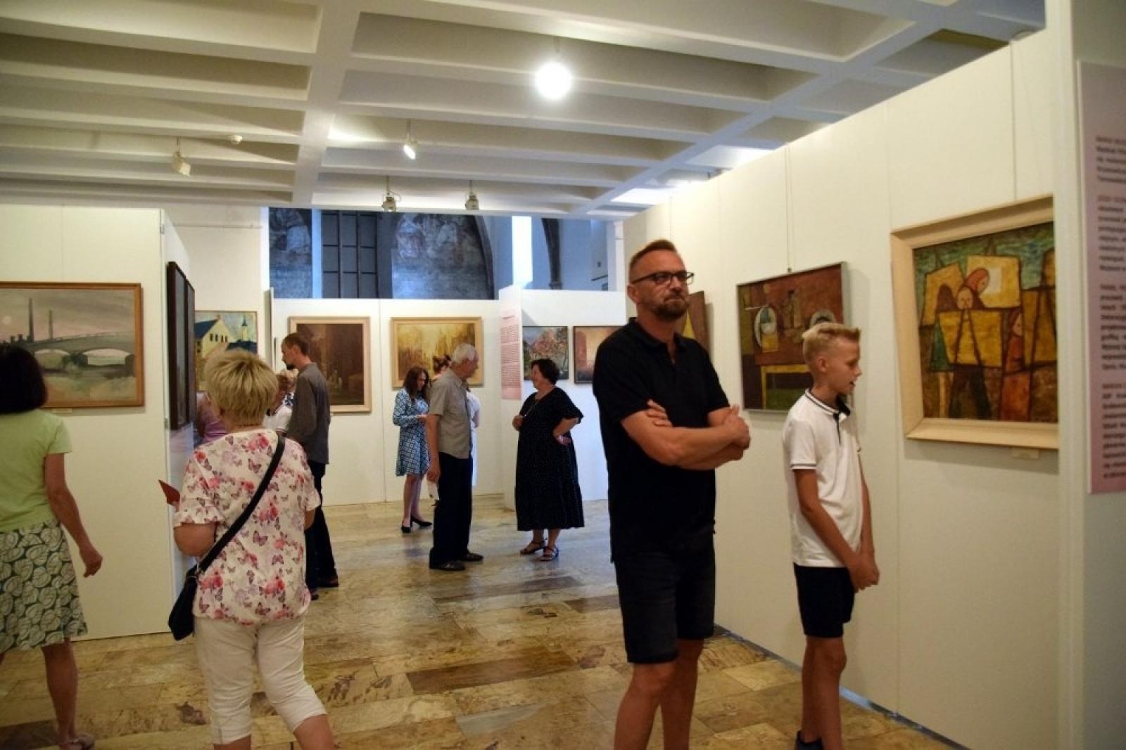 Zdjęcie w galerii na portalu naszraciborz.pl: Widoki dawnego Raciborza na wystawie w Muzeum wiadomości z regionu