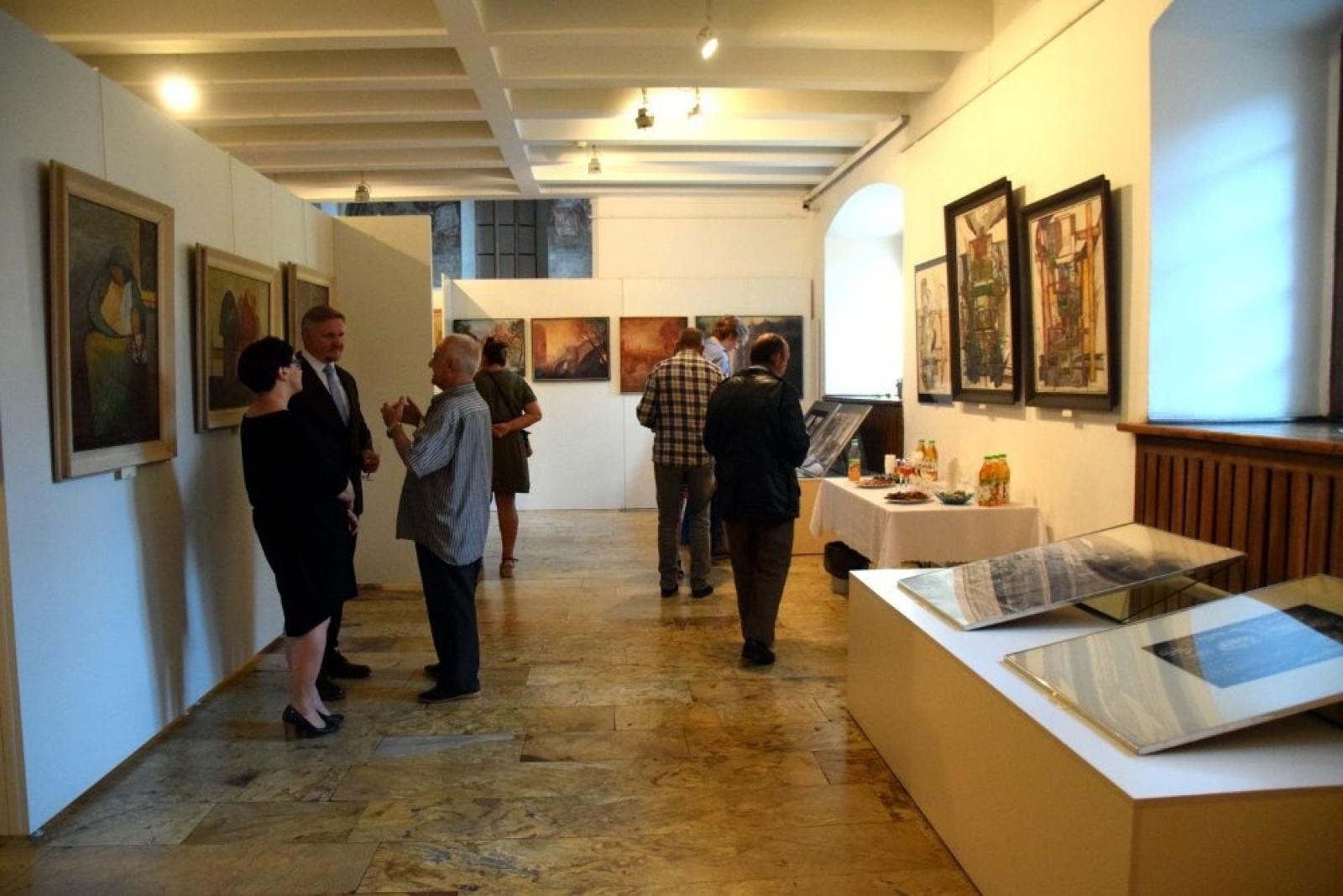 Zdjęcie w galerii na portalu naszraciborz.pl: Widoki dawnego Raciborza na wystawie w Muzeum wiadomości z regionu