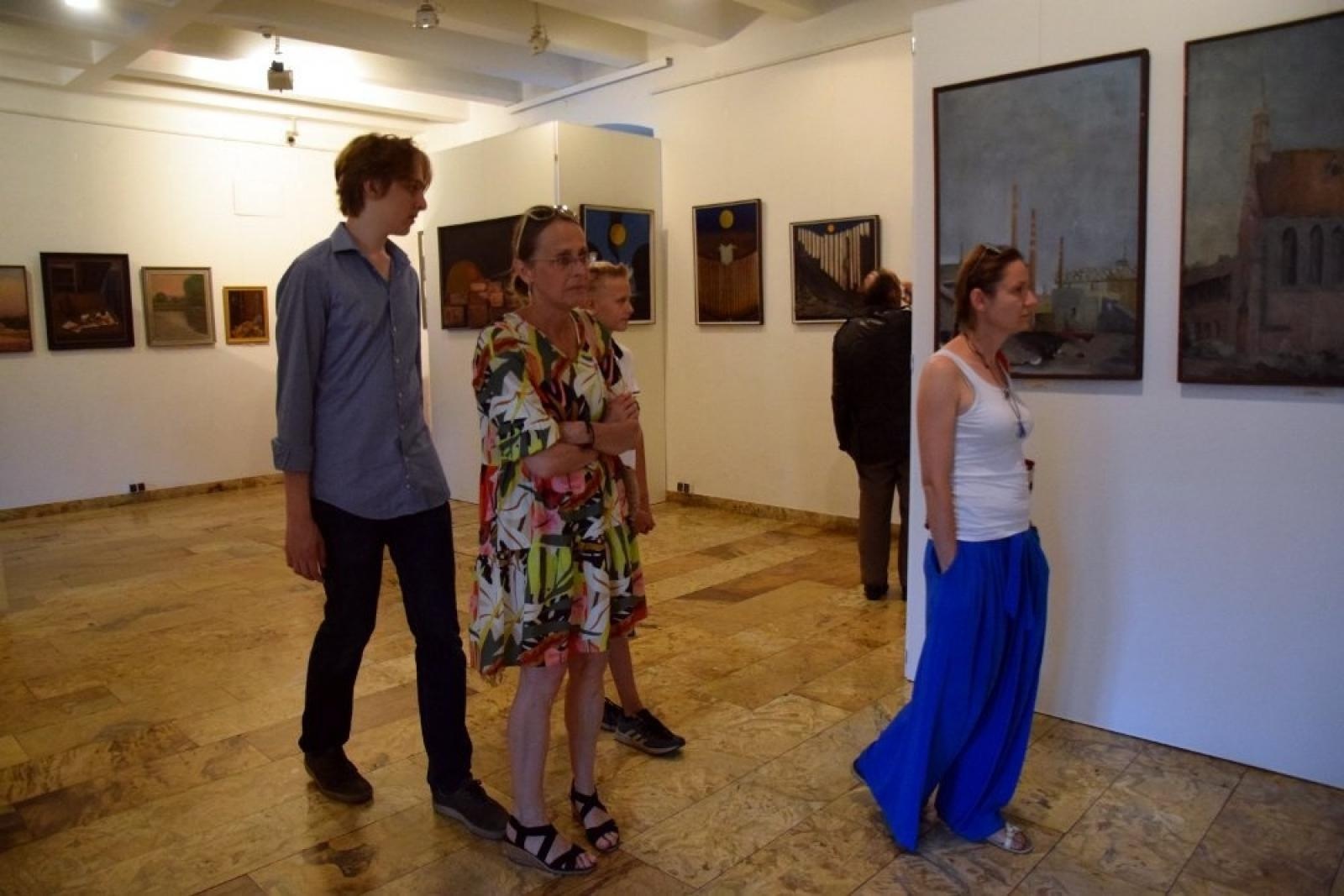 Zdjęcie w galerii na portalu naszraciborz.pl: Widoki dawnego Raciborza na wystawie w Muzeum wiadomości z regionu