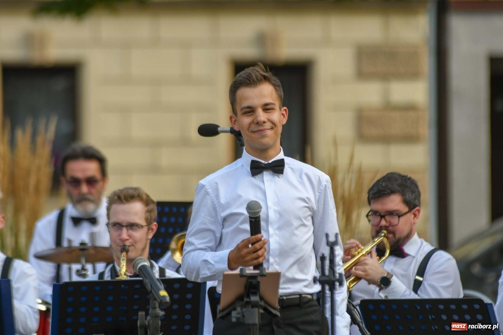 Zdjęcie w galerii na portalu naszraciborz.pl: Muzyczna podróż po świecie na ryneczku w Krzanowicach wiadomości z regionu