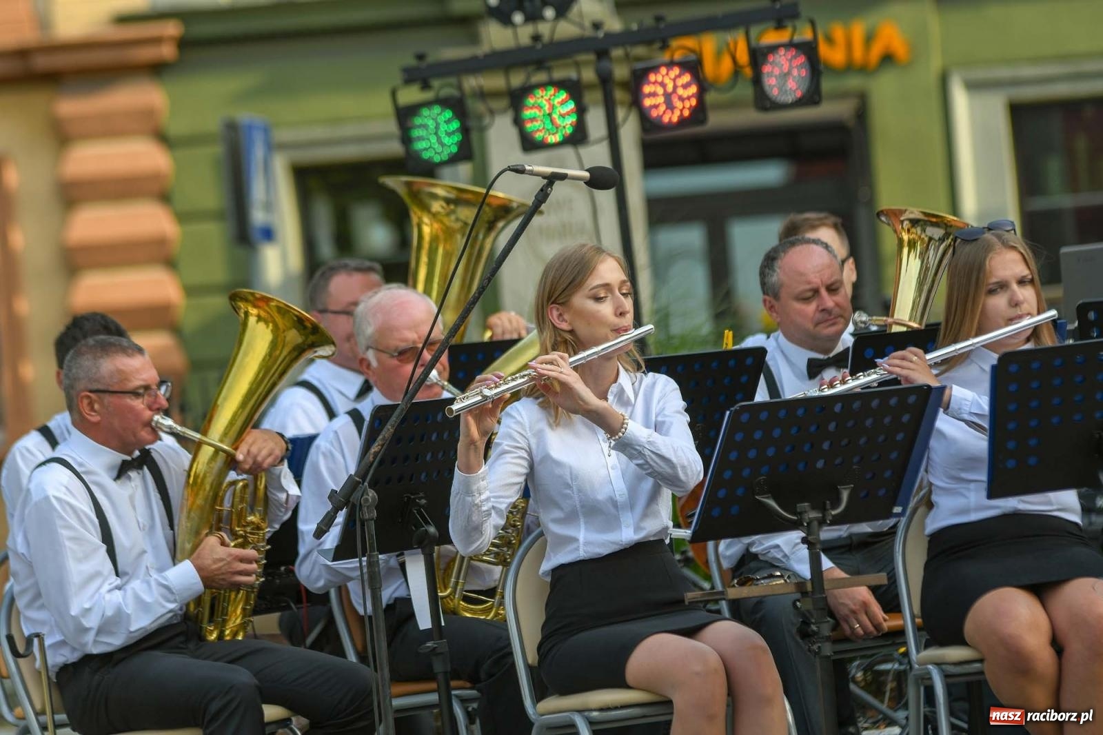 Zdjęcie w galerii na portalu naszraciborz.pl: Muzyczna podróż po świecie na ryneczku w Krzanowicach wiadomości z regionu