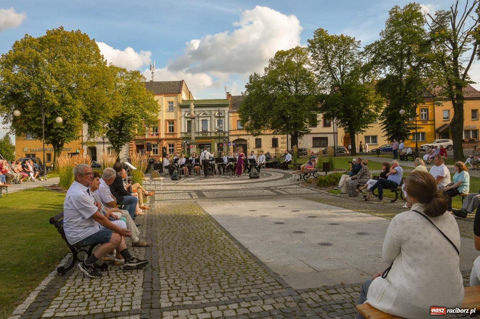 Zdjęcie w galerii na portalu naszraciborz.pl: Muzyczna podróż po świecie na ryneczku w Krzanowicach wiadomości z regionu