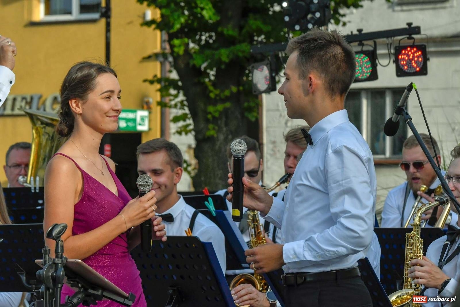 Zdjęcie w galerii na portalu naszraciborz.pl: Muzyczna podróż po świecie na ryneczku w Krzanowicach wiadomości z regionu