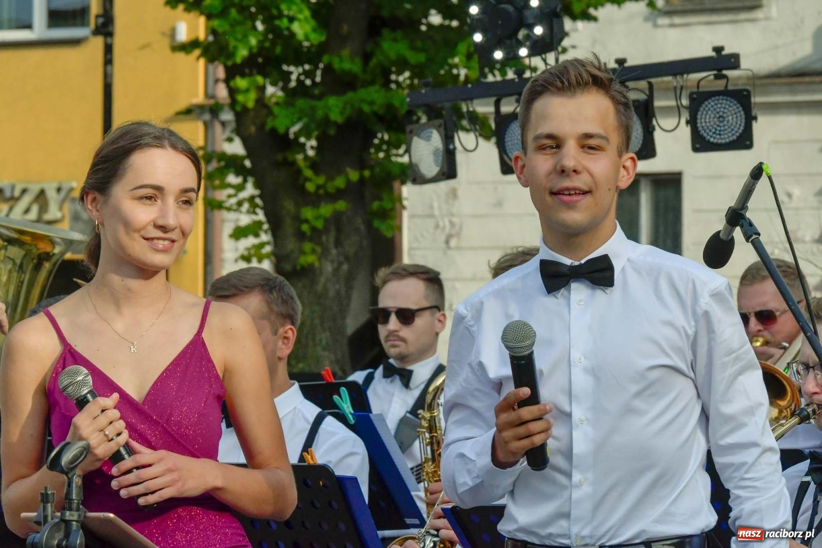 Zdjęcie w galerii na portalu naszraciborz.pl: Muzyczna podróż po świecie na ryneczku w Krzanowicach wiadomości z regionu