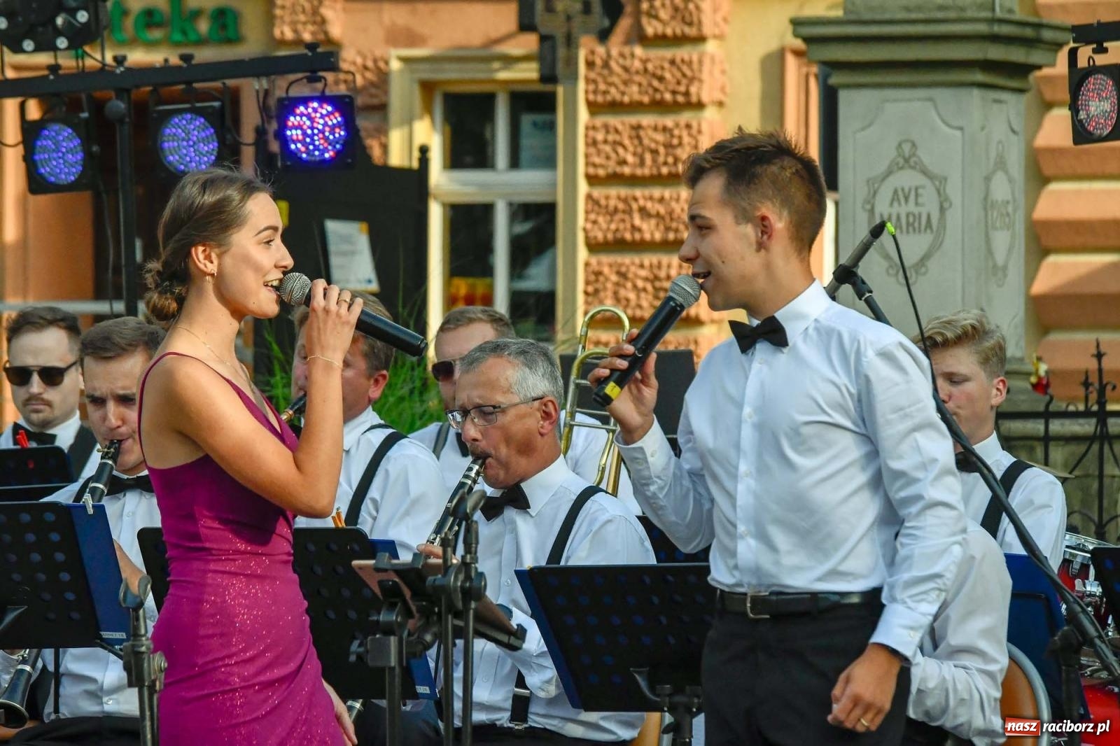 Zdjęcie w galerii na portalu naszraciborz.pl: Muzyczna podróż po świecie na ryneczku w Krzanowicach wiadomości z regionu