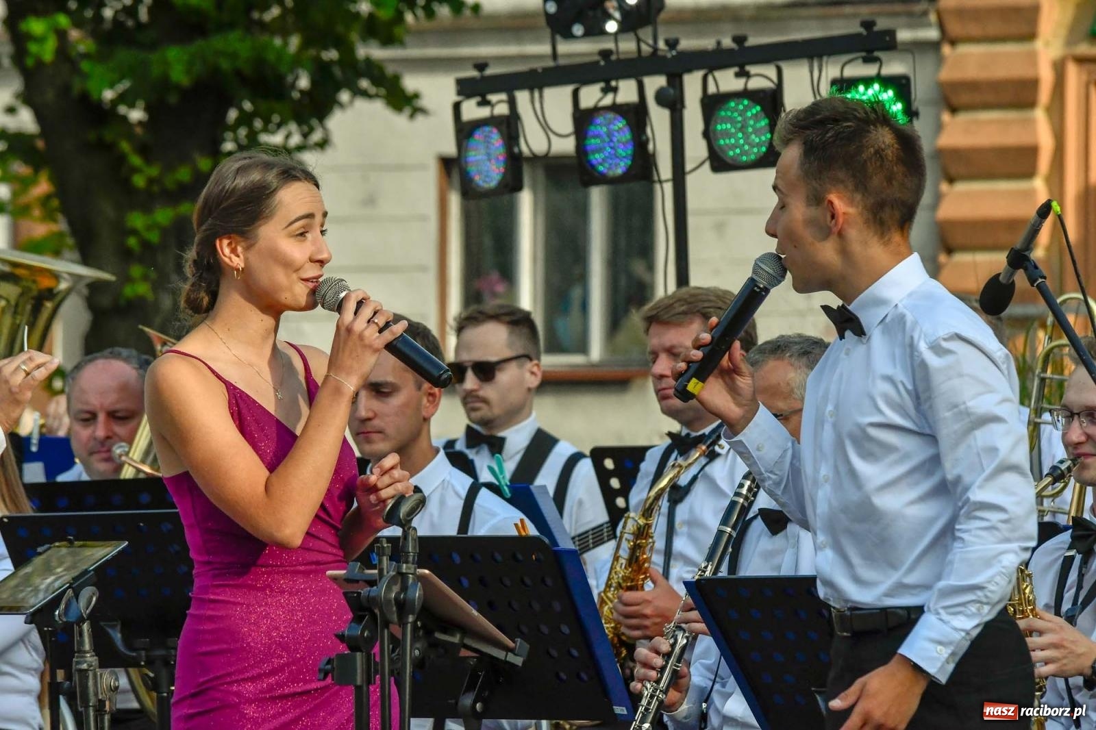 Zdjęcie w galerii na portalu naszraciborz.pl: Muzyczna podróż po świecie na ryneczku w Krzanowicach wiadomości z regionu
