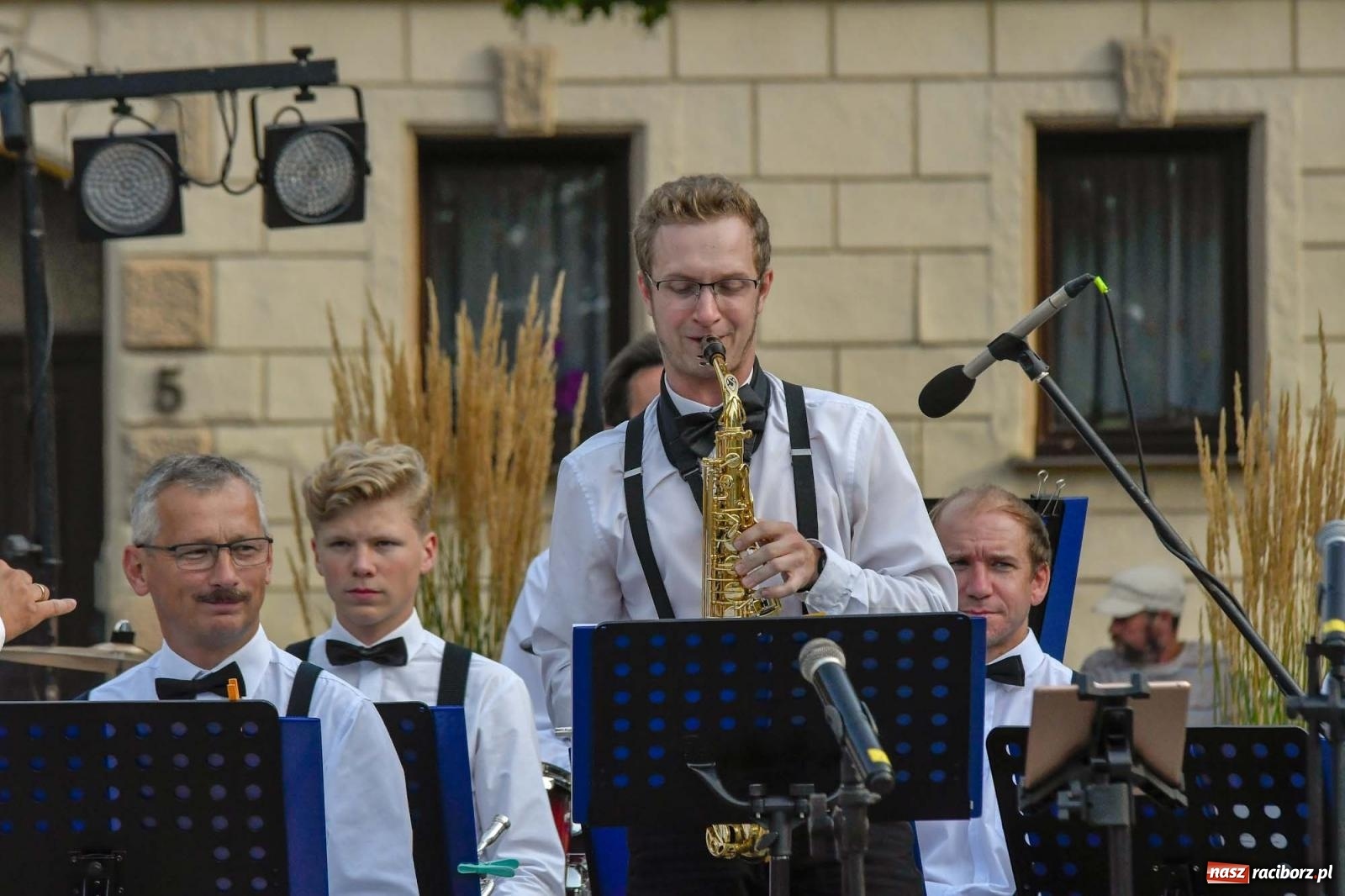 Zdjęcie w galerii na portalu naszraciborz.pl: Muzyczna podróż po świecie na ryneczku w Krzanowicach wiadomości z regionu