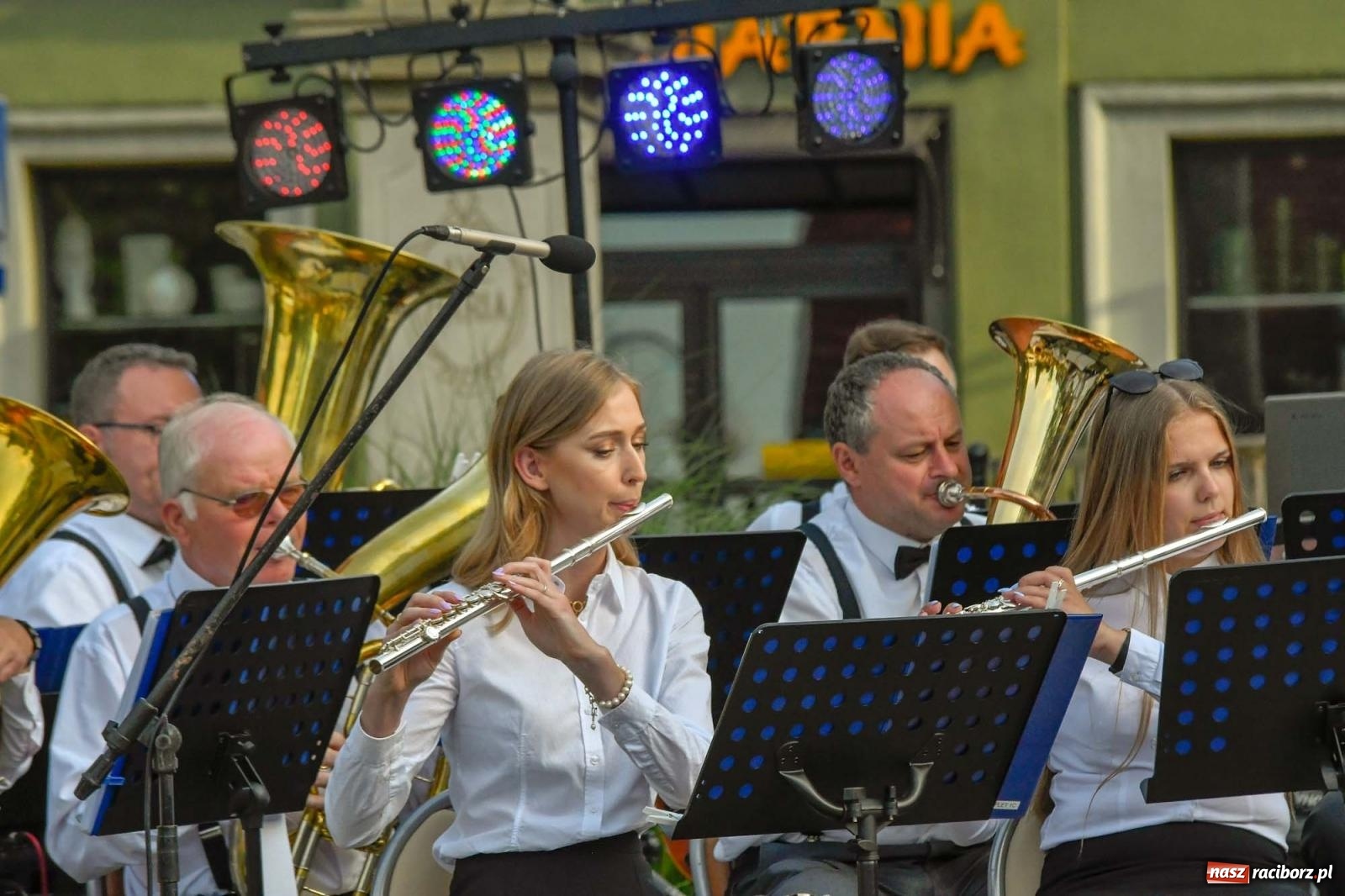 Zdjęcie w galerii na portalu naszraciborz.pl: Muzyczna podróż po świecie na ryneczku w Krzanowicach wiadomości z regionu