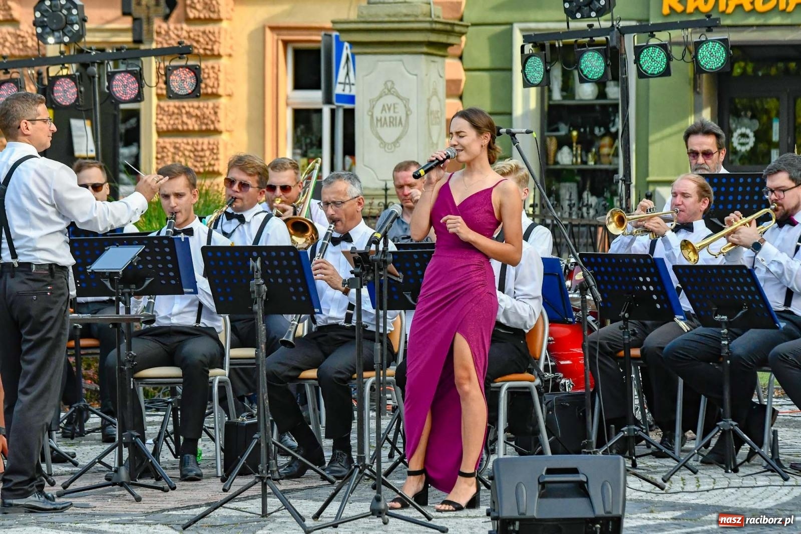 Zdjęcie w galerii na portalu naszraciborz.pl: Muzyczna podróż po świecie na ryneczku w Krzanowicach wiadomości z regionu