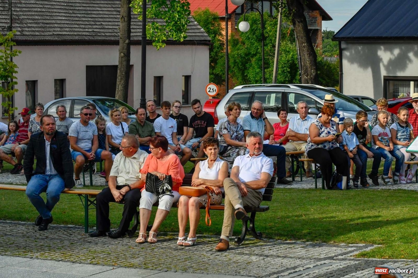 Zdjęcie w galerii na portalu naszraciborz.pl: Muzyczna podróż po świecie na ryneczku w Krzanowicach wiadomości z regionu