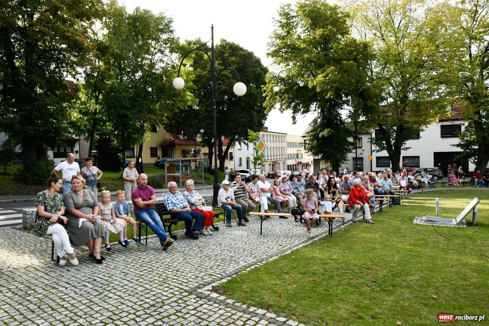 Zdjęcie w galerii na portalu naszraciborz.pl: Muzyczna podróż po świecie na ryneczku w Krzanowicach wiadomości z regionu