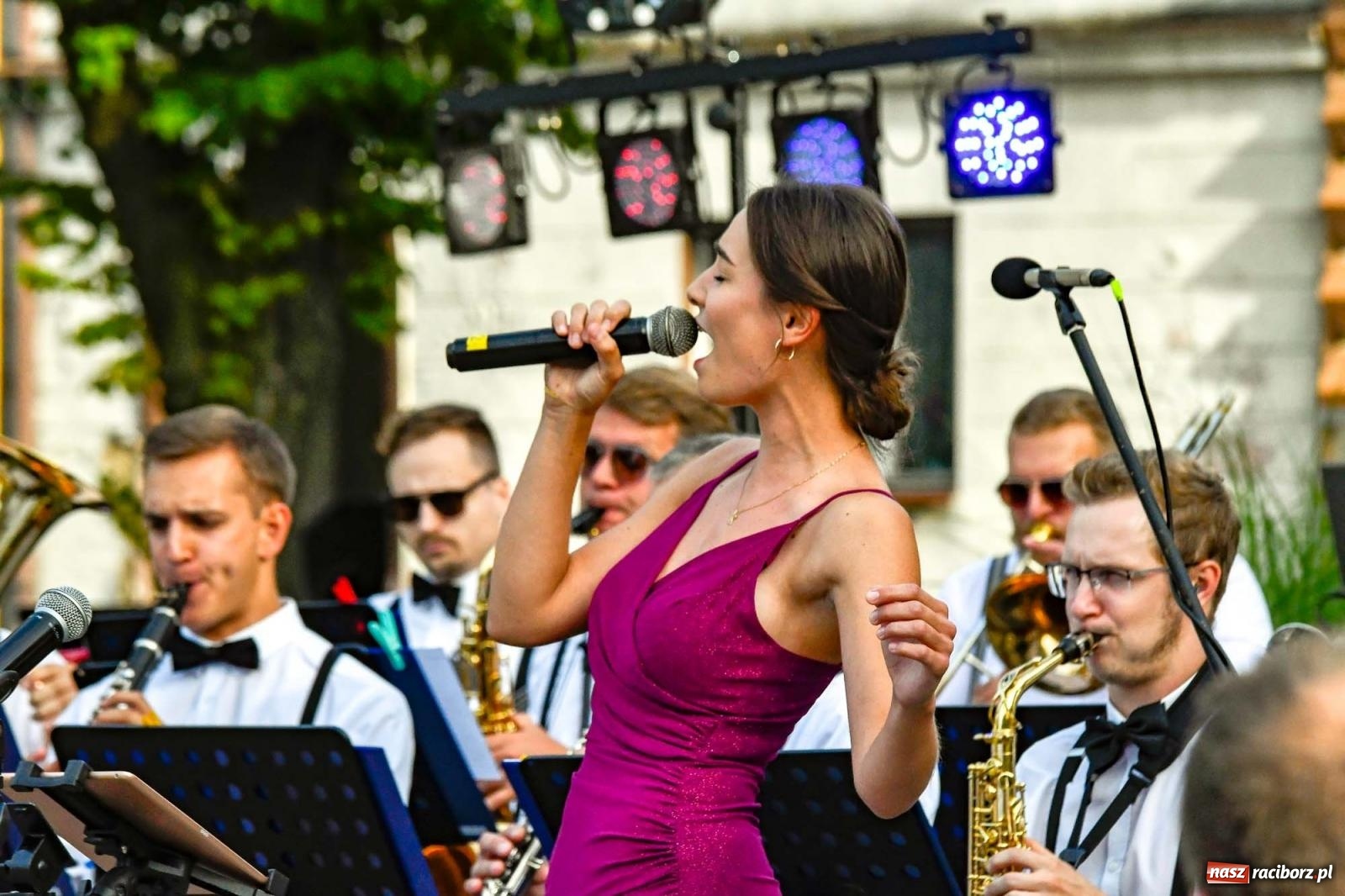 Zdjęcie w galerii na portalu naszraciborz.pl: Muzyczna podróż po świecie na ryneczku w Krzanowicach wiadomości z regionu