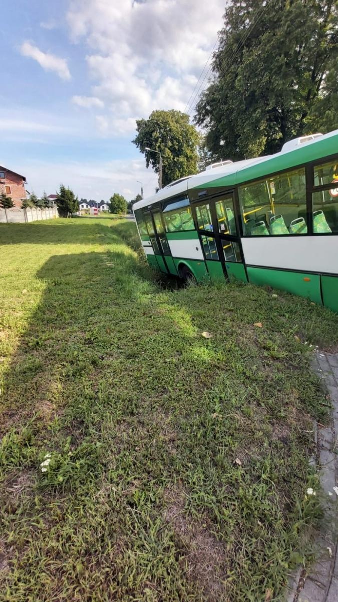 Zdjęcie w galerii na portalu naszraciborz.pl: Miejski autobus w rowie na Ocicach [FOTO] wiadomości z regionu