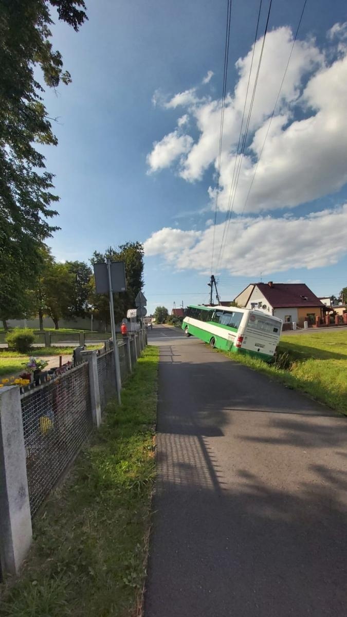 Zdjęcie w galerii na portalu naszraciborz.pl: Miejski autobus w rowie na Ocicach [FOTO] wiadomości z regionu