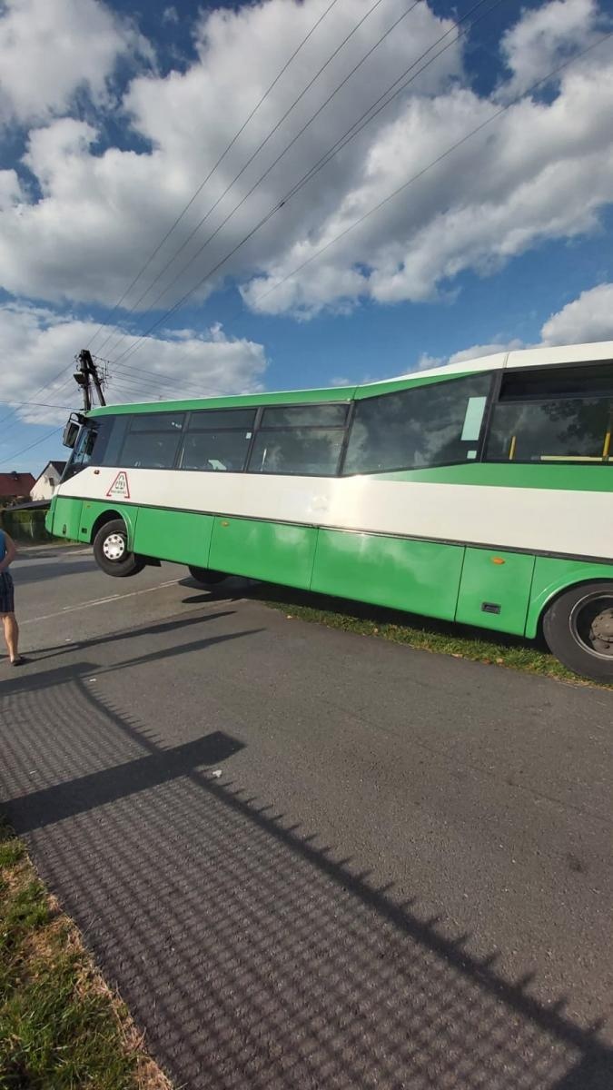 Zdjęcie w galerii na portalu naszraciborz.pl: Miejski autobus w rowie na Ocicach [FOTO] wiadomości z regionu