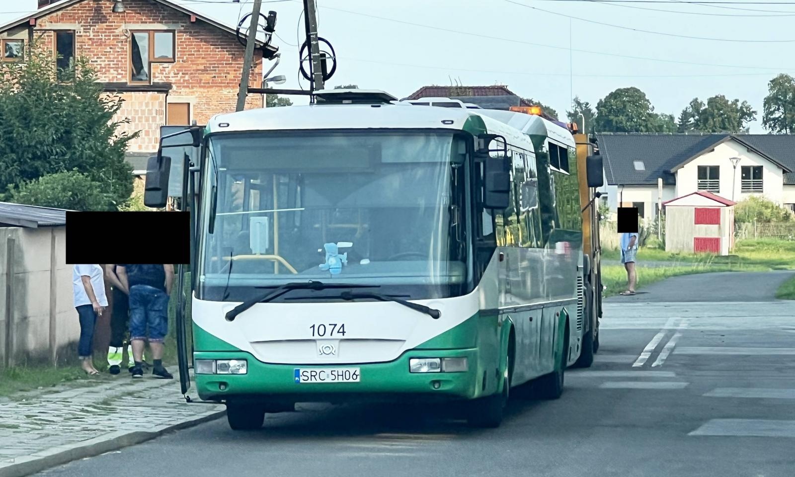 Zdjęcie w galerii na portalu naszraciborz.pl: Miejski autobus w rowie na Ocicach [FOTO] wiadomości z regionu
