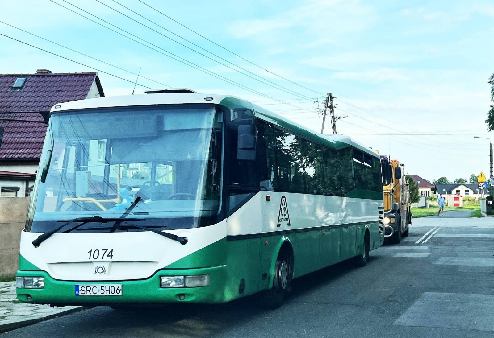 Zdjęcie w galerii na portalu naszraciborz.pl: Miejski autobus w rowie na Ocicach [FOTO] wiadomości z regionu
