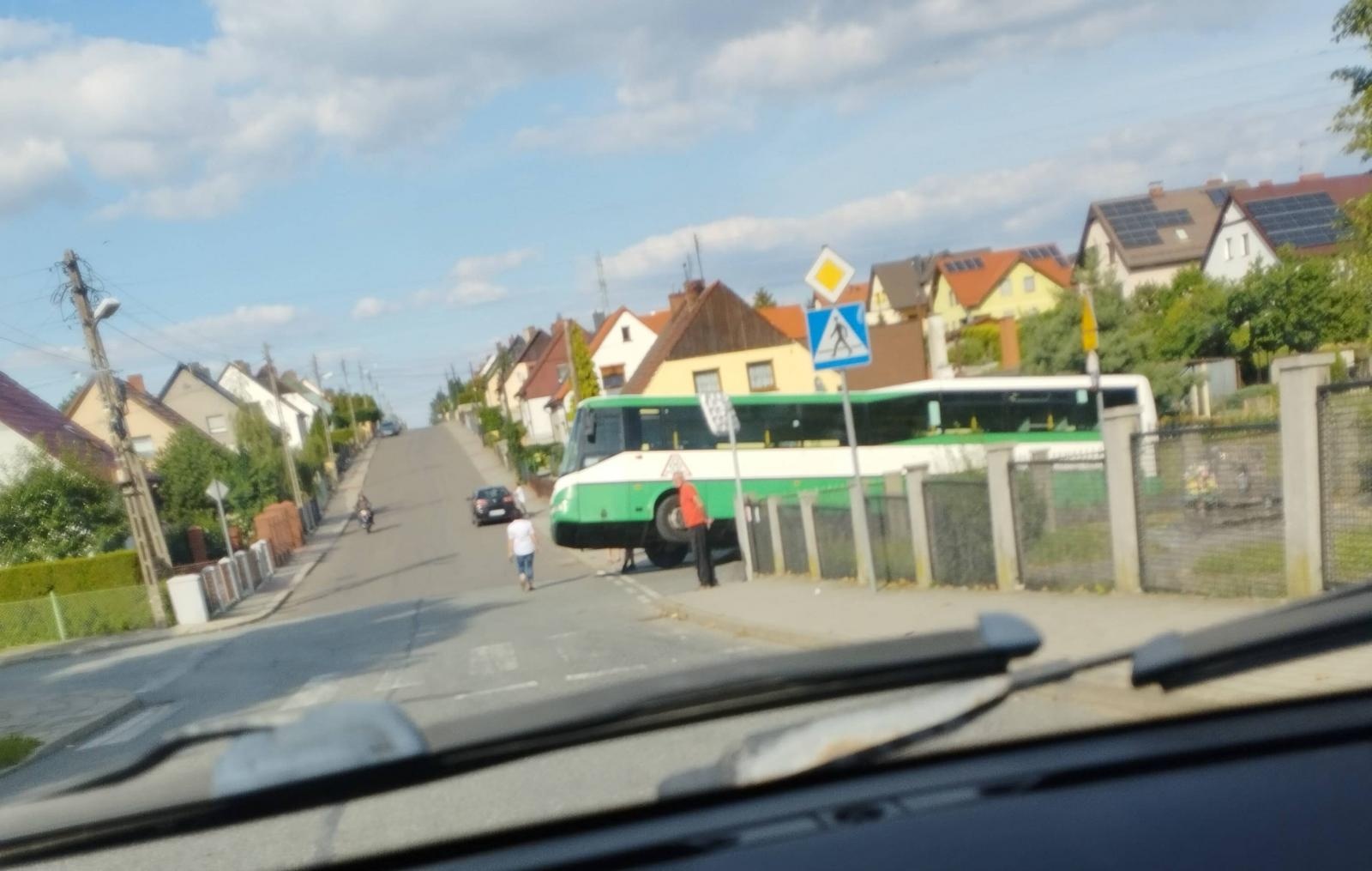 Zdjęcie w galerii na portalu naszraciborz.pl: Miejski autobus w rowie na Ocicach [FOTO] wiadomości z regionu