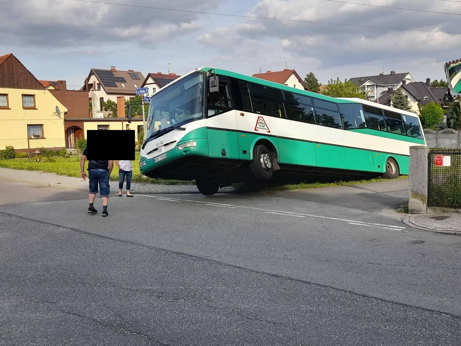 Zdjęcie w galerii na portalu naszraciborz.pl: Miejski autobus w rowie na Ocicach [FOTO] wiadomości z regionu