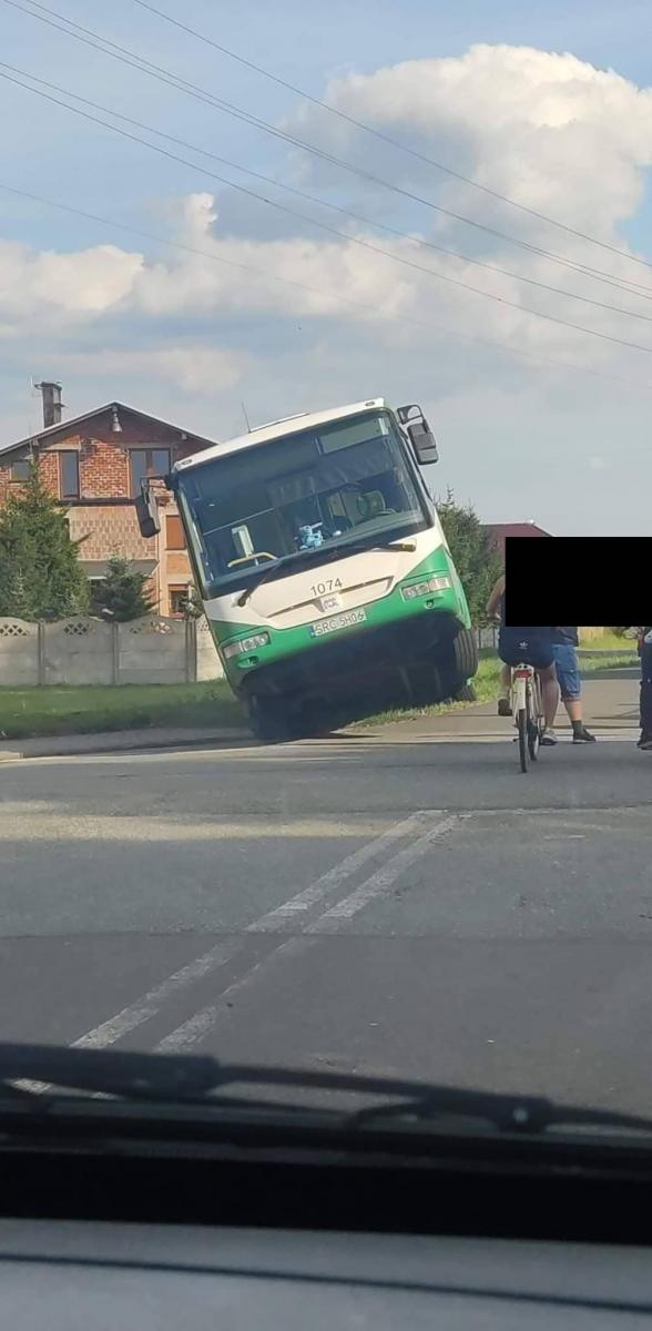 Zdjęcie w galerii na portalu naszraciborz.pl: Miejski autobus w rowie na Ocicach [FOTO] wiadomości z regionu