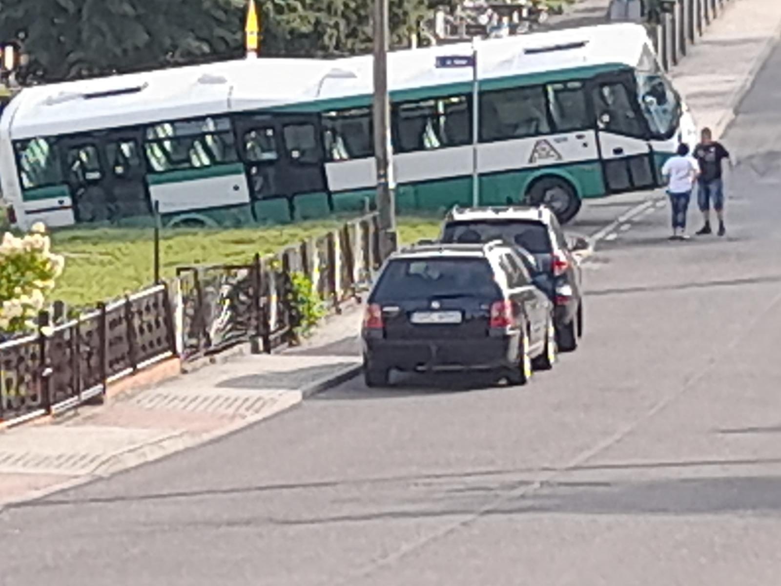 Zdjęcie w galerii na portalu naszraciborz.pl: Miejski autobus w rowie na Ocicach [FOTO] wiadomości z regionu