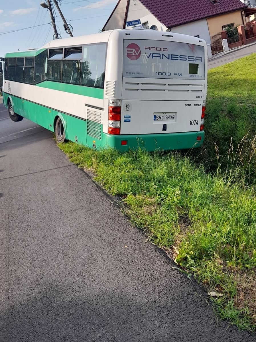 Zdjęcie w galerii na portalu naszraciborz.pl: Miejski autobus w rowie na Ocicach [FOTO] wiadomości z regionu