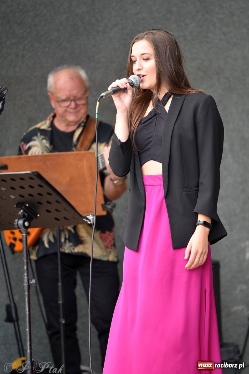 Zdjęcie w galerii na portalu naszraciborz.pl: Od Claptona przez Whitney Houston po Bruno Marsa - Joanna Skowyra&Przyjaciele w parku M. Roth wiadomości z regionu