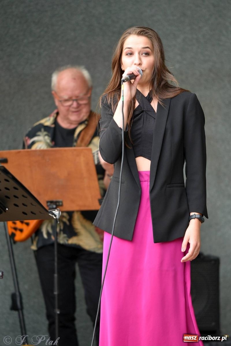 Zdjęcie w galerii na portalu naszraciborz.pl: Od Claptona przez Whitney Houston po Bruno Marsa - Joanna Skowyra&Przyjaciele w parku M. Roth wiadomości z regionu